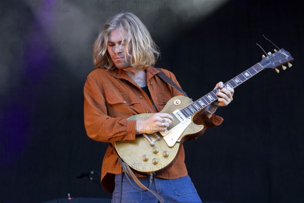 Jack Bradley, guitarist, The Thing, indie rock band, USA, live open air at the Citadel Music