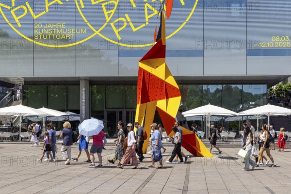 Crinkly avec disque rouge from 1973, modern sculpture by Alexander Calder in front of the art