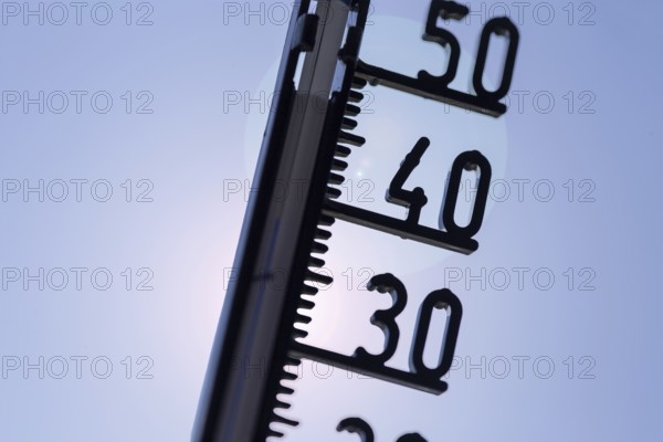 Symbolic image of heat: thermometer in front of a cloudless sky. In Mannheim, temperatures are