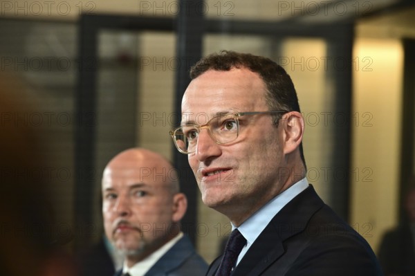 On the right, the chairman of the CDU/CSU parliamentary group, Jens Spahn (CDU), and his deputy