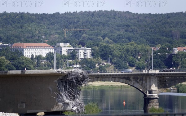 Demolition of the partially collapsed Carola Bridge, condition on 21 June 2025, Dresden, Saxony,
