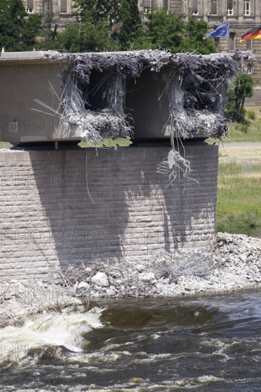 Demolition of the partially collapsed Carola Bridge, condition on 21 June 2025, Dresden, Saxony,