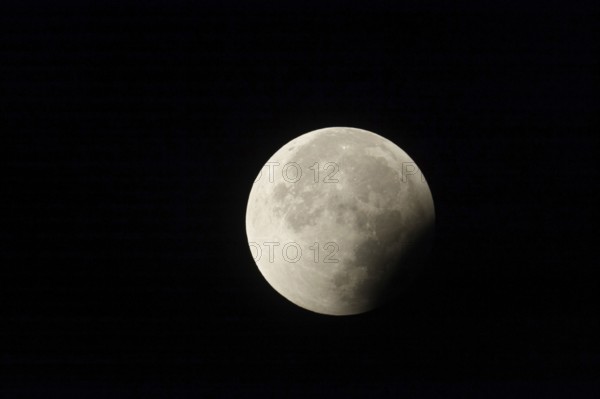 06:21... Super moon (lunar eclipse) over North Rhine-Westphalia on 28 September 2015, full moon at