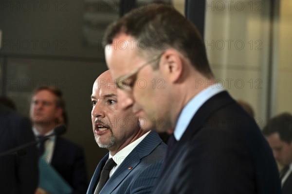 On the right, the chairman of the CDU/CSU parliamentary group, Jens Spahn (CDU), and his deputy