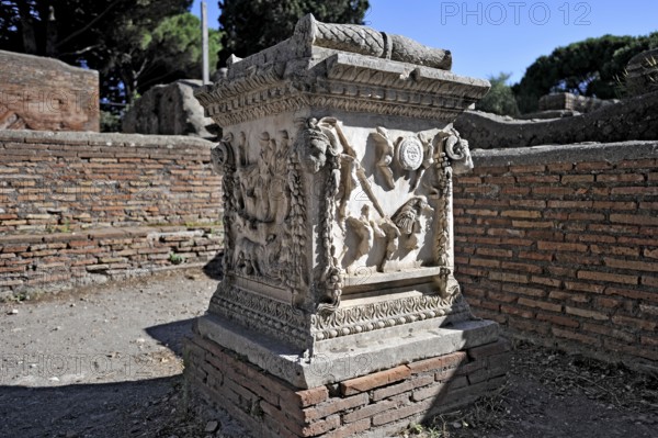 Relief on the sacred altar of Romulus and Remus, Sacello dell' Ara di Romolo e Remo, angel,