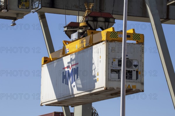 Mannheim: A container from the shipping company HMM (Hyundai Merchant Marine) is loaded in the