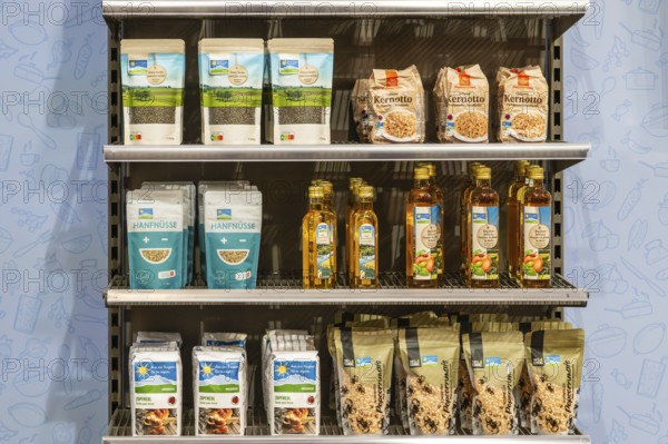 Migros sales shelf Green lentils, Kernotto, hemp nuts, basilicon apple cider vinegar, plaited