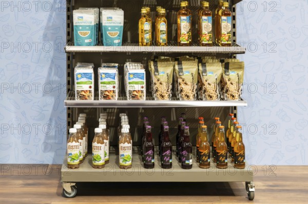 Migros sales shelf Hemp nuts, basilicon apple cider vinegar, plait flour, popcorn maize, iced tea,