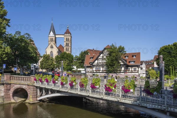 Die 1893 erbaute St. AgnesbrÃ¼cke Ã¼berspannt den RoÃŸneckarkanal, dahinter historische