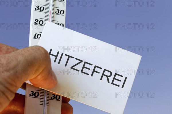 (Photomontage) Heat-free symbol image: Business card labelled HITZEFREI and a thermometer in front