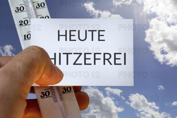 (Photomontage) Heat-free symbol image: Business card with the inscription HEAT-FREE TODAY and a