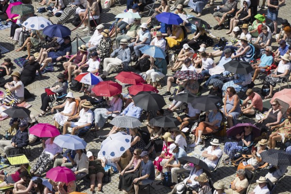 Visitors at the Staatsoper fÃ¼r alle, a free open-air concert with conductor Christian Thielemann