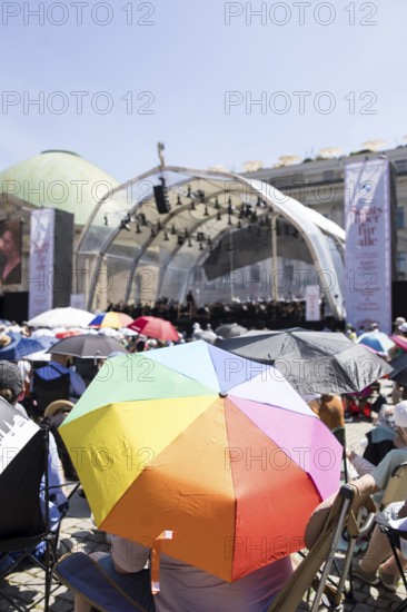 Visitors with colourful parasols at the Staatsoper fÃ¼r alle, a free open-air concert with