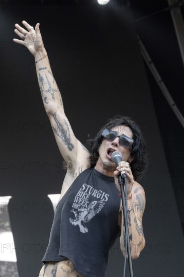 Remington Leith, singer, frontman, Palace Royale, rock band, USA, live open air at the Citadel