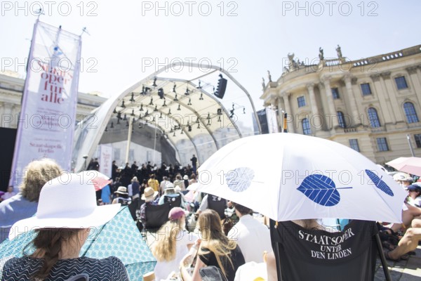 Audience with sun protection at the Staatsoper fÃ¼r alle, a free open-air concert with conductor