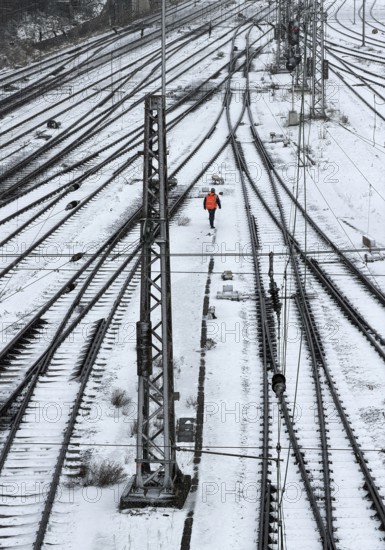 Railway workers between many tracks in winter, train formation in the Vorhalle district,