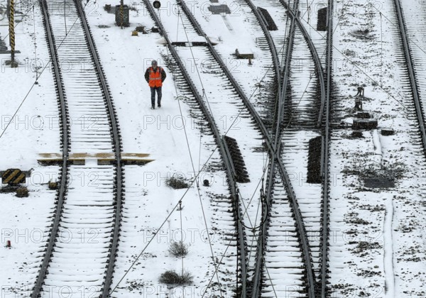Railway workers between many tracks in winter, train formation in the Vorhalle district,