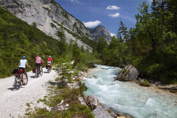 Isar cycle path to the source of the Isar in the Hinterau Valley, cyclists, mountain bikers on the