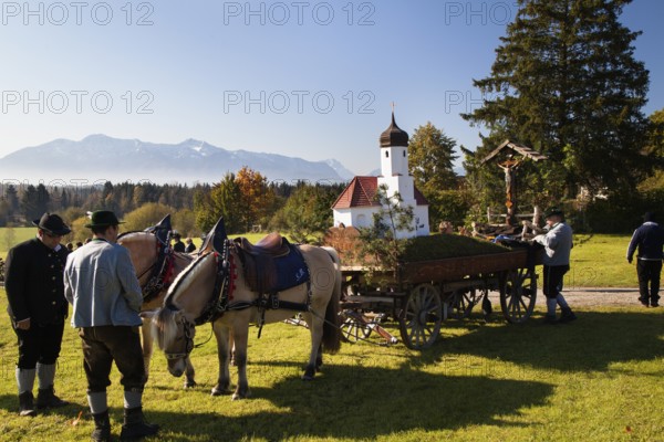 Name day move from St. Johannisrain to Penzberg on 23.10.2011 Horse wagon, church model, men in