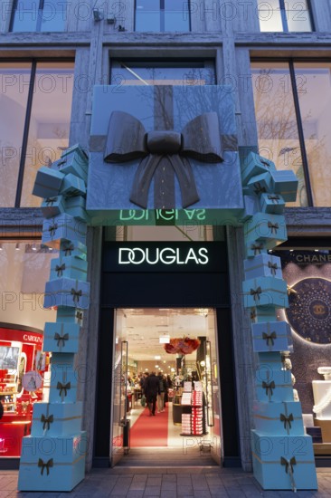 Store of the perfumery chain Douglas auf der Kö, Dämmerung, Düsseldorf, North Rhine-Westphalia,