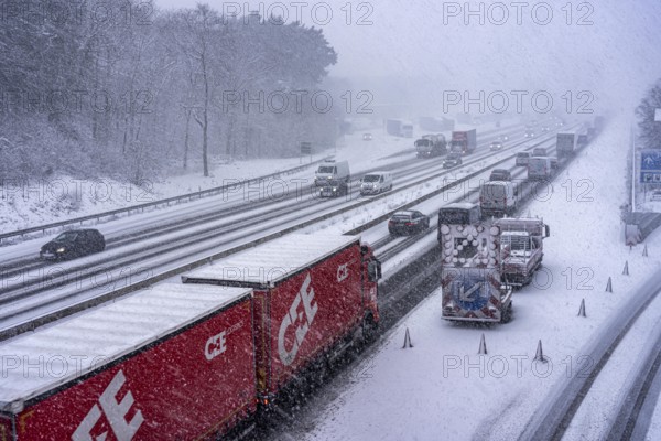 The onset of winter in North Rhine-Westphalia, heavy snowfall, A3 motorway near Hilden, near
