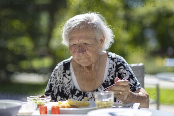 86-year-old woman having lunch, retirement home, Jettingen, Baden-Württemberg, Germany