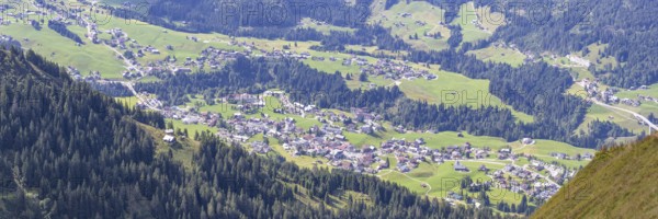 Panorama from the Fellhorn mountain trail, 2037 m, to Söllereck, 1706 m, to Mittelberg in