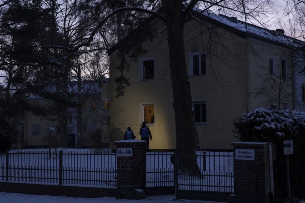People search for residents who stayed at home despite the cold and offer them help during the