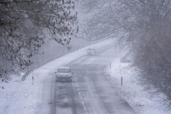 Country road in Elfringhauser Switzerland, near Sprockhövel, cars with and without headlights,