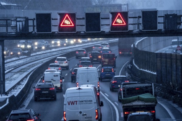 Winter weather, motorway traffic, A40 motorway, Ruhrschnellweg, in Essen, at the Essen-Ost motorway