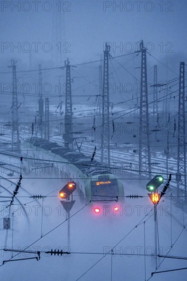 Winter weather, snowfall, S-Bahn train, regional traffic, on the route east, in front of Essen main