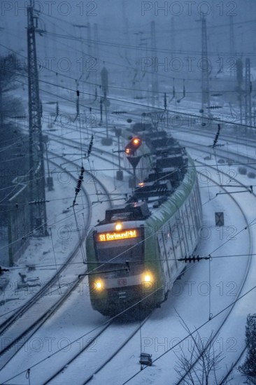 Winter weather, snowfall, S-Bahn train, S1, regional traffic, on the route east, in front of Essen