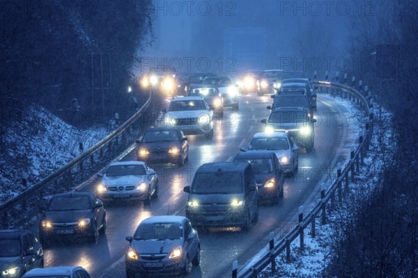 Winter weather, motorway traffic, Essen-East motorway junction, access of the A52 motorway to the
