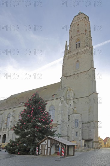 Late Gothic St. Georg church with Daniel church tower and Christmas tree Nördlingen, Bavaria,
