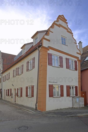 Baroque building with tail gable built 17th century, shutters, Vordere Gerbergasse, Nördlingen,