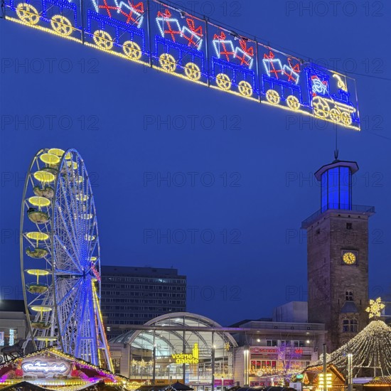 The Ferris wheel at the Christmas market at the Volme Gallery and the Town Hall Tower in the
