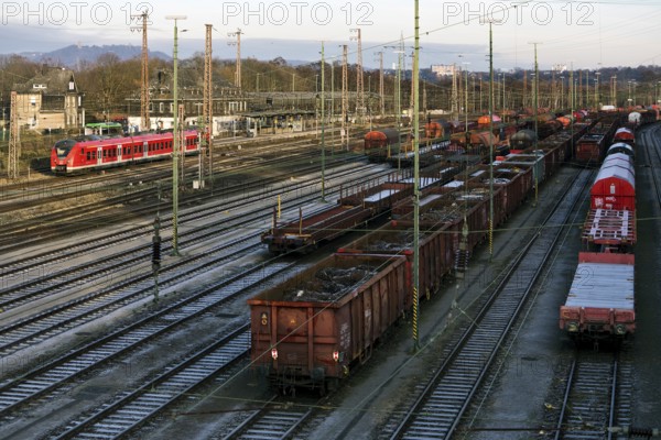 Train formation system with freight car and regional express in the Vorhalle district, marshalling