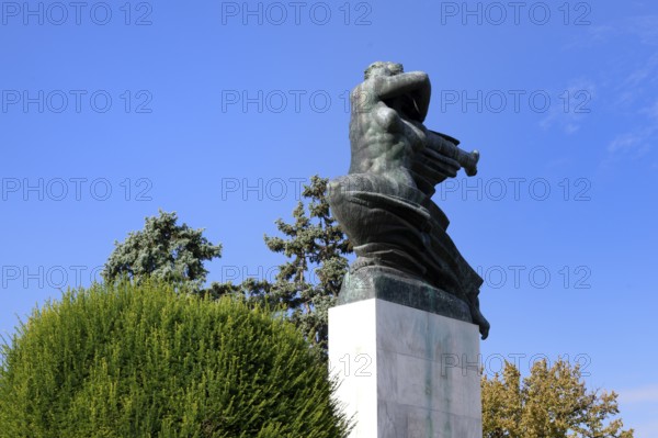 Woman bronze Monument of Gratitude to France from sculptor Ivan Mestrovic (1930), Kalemegdan Park,