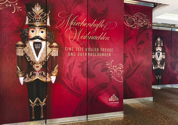 Schadow arcades, noble shopping center, vacant shop cleverly concealed with beautiful presentation,