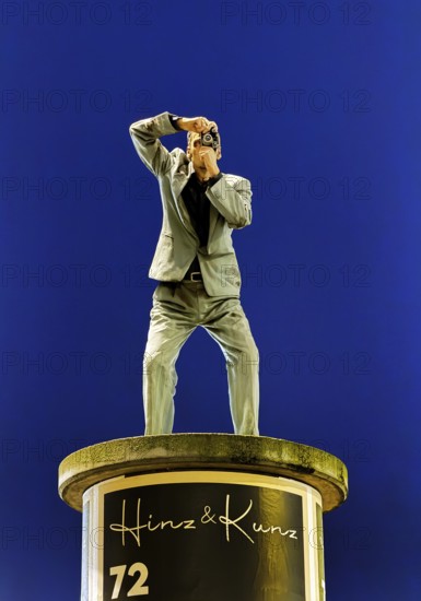 Pillar Saint sculpture with the title Bildermacher on a lift barrel column by Christoph Pöggeler,