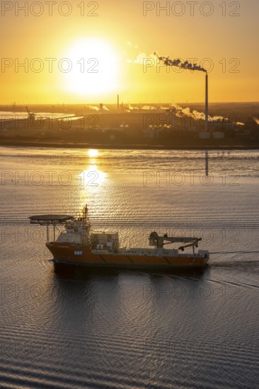 Offshore workship EDT Prometheus arrives at the mouth of the Weser, in the background the Kronos