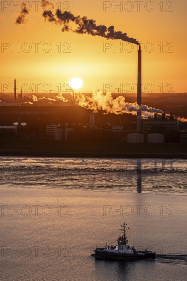 Fairplay 61 harbour tug arrives at the mouth of the Weser, in the background the Kronos Titan