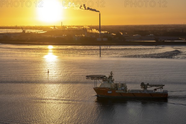Offshore workship EDT Prometheus arrives at the mouth of the Weser, in the background the Kronos