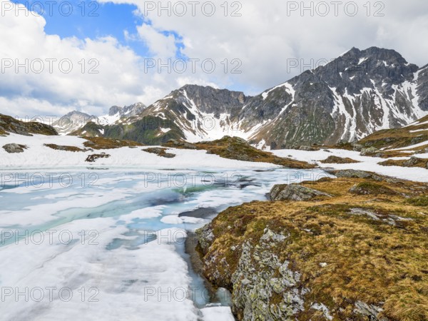 Half-frozen mountain lake, hiking, snow, Essersee, Stierkarkopf, Wildkarhöhe and Rothorn,