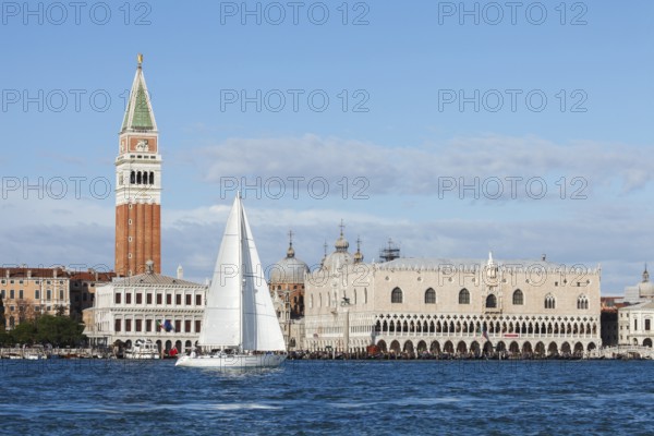 Sailing boat in Bacino San Marco in front of the Piazzetta and the Doge's Palace, San Marco,