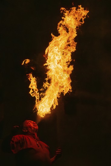Fire Breather, Raunacht, Winter, Waldburg Castle, Waldburg, Allgäu, Baden-Württemberg, Germany