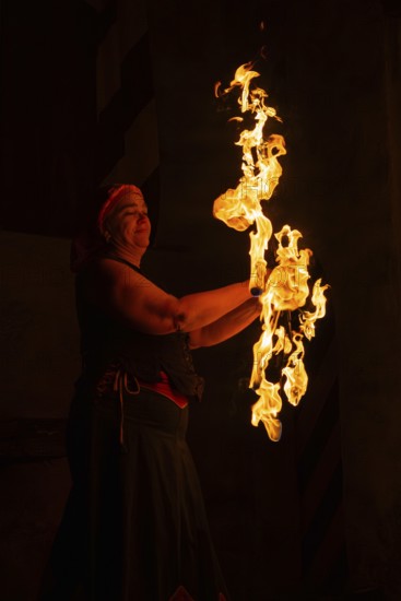 Fakelkranz is moved by woman, Feuer, Raunacht, Winter, Waldburg Castle, Allgäu, Baden-Württemberg,