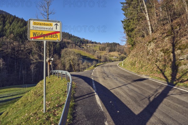 Exit sign at the end of Wildgutach, signpost to Gütenbach and Simonswald, landscape photography,