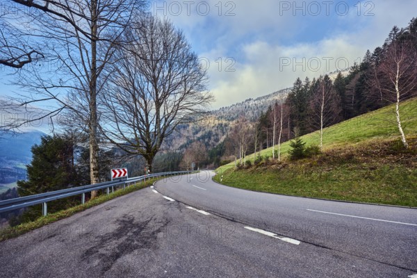 Simonswäldertal Dreitälerblick, hilly landscape, hill, road, center line, S-curve, coniferous