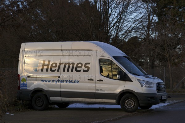 Hermes delivery vehicle, lettering, logo, delivery, parking, parking lot, Stuttgart,